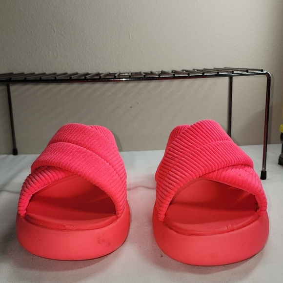 Toms Vibrant Pink Ribbed Slides - Picture 7 of 9